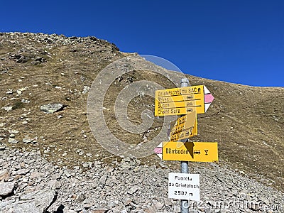 Alpine mountaineering signposts and markings in the mountainous area of the Albula Alps and above the Swiss mountain pass Fluela Stock Photo