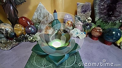 Altar De Zen Cascada Nevada Flores De Incienso De Loto Quemador Con Luces Y  Cristales En Segundo Plano Almacen De Video - Vídeo de retroceder,  conducido: 233867441