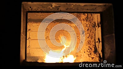 Alternativer Brennstoff Paletten werden in einem Industriekessel gebrannt Moderner hölzerner brennender Kessel stock video Alternativer Brennstoff Paletten werden in einem Industriekessel gebrannt Moderner hölzerner brennender Kessel stock video