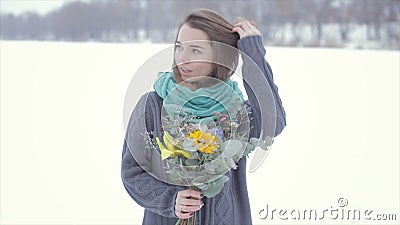 Ame com uma menina em uma camiseta cinzenta com um ramalhete das flores em um lago congelado vídeos de arquivo Ame com uma menina em uma camiseta cinzenta com um ramalhete das flores em um lago congelado vídeos de arquivo