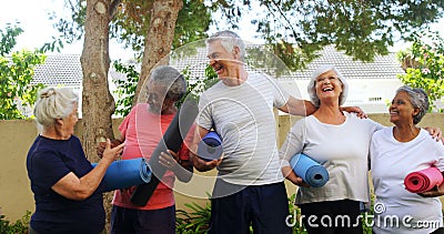 Amici senior sorridenti che tengono la stuoia di esercizio e che interagiscono a vicenda 4k archivi video Amici senior sorridenti che tengono la stuoia di esercizio e che interagiscono a vicenda 4k archivi video