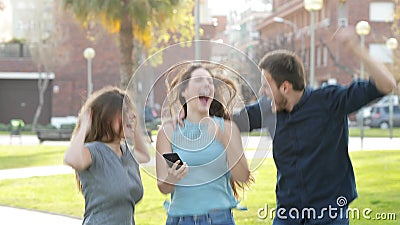 Amigos emocionados que saltan después de comprobar el contenido del teléfono metrajes Amigos emocionados que saltan después de comprobar el contenido del teléfono metrajes