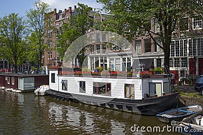 Houseboat with flowers on the canal at the Korte Prinsengracht Editorial Stock Photo