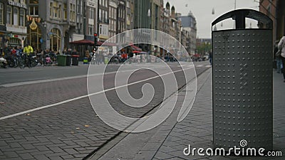 AMSTERDAM, PAYS-BAS - poubelle sur la rue avec l'emblème de la ville - x triple banque de vidéos AMSTERDAM, PAYS-BAS - poubelle sur la rue avec l'emblème de la ville - x triple banque de vidéos
