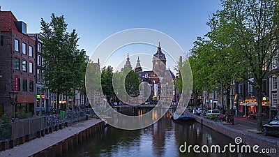 Amsterdamer Kanal und Skyline nachts mit St. Nicholas Church Zeitraffer in Amsterdam City, Niederlande Amsterdamer Kanal und Skyline nachts mit St. Nicholas Church Zeitraffer in Amsterdam City, Niederlande
