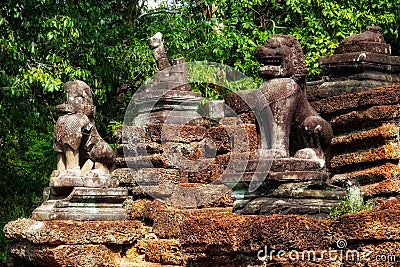 Ancient guardians: Sculptures of guard lions watch over the ancient ruins in Cambodia Stock Photo