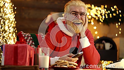 Animado Santa Claus Em Casa Assistir Tv Segurando Controle Remoto Perto Da árvore  De Natal. Video Estoque - Vídeo de letra, correio: 196213205