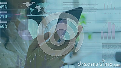 Animação de empresária usando um smartphone com processamento de dados financeiros vídeos de arquivo Animação de empresária usando um smartphone com processamento de dados financeiros vídeos de arquivo