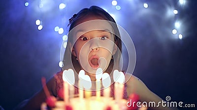 Aniversário da menina funde para fora velas no bolo Movimento lento vídeos de arquivo Aniversário da menina funde para fora velas no bolo Movimento lento vídeos de arquivo