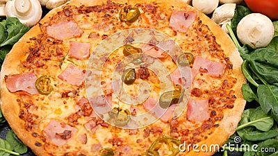 Ansicht Transportwagengesamtlange Der Spitze Nahe Hohe Der Kostlichen Heissen Pizza Mit Jalaleno Kase Und Schinken Stock Video Video Von Hohe Pizza