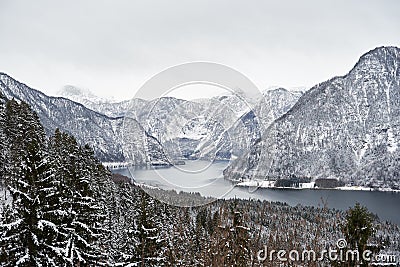 Ansicht von berÃ¼hmtem HallstÃ¤tter See und von Ã¶sterreichischen Alpen in Hallstatt. Winter Stock Photo