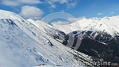 Antenne : volant au-dessus du randonneur sur le dessus neigeux de montagne, ski voyageant la montagne de neige d'alpinisme, vue p banque de vidéos Antenne : volant au-dessus du randonneur sur le dessus neigeux de montagne, ski voyageant la montagne de neige d'alpinisme, vue p banque de vidéos