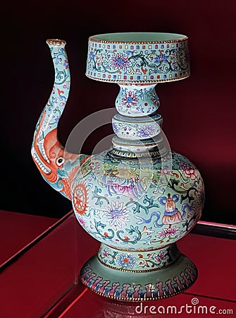 Antique Qing Dynasty Jiaqing Reign Green Glass Vase Vaso de Vidro Verde em Forma de Casco de Cavalo Tashi Lhumpo Monastery Stock Photo