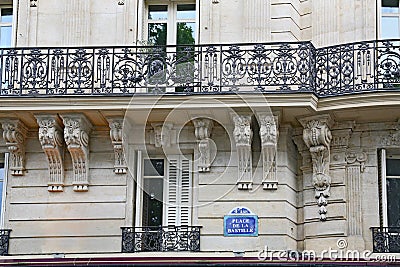 Apartment building with ornate 19th century architecture typical of central Paris Stock Photo
