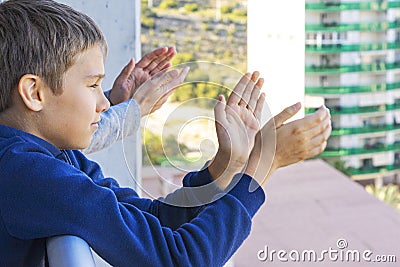 Applause to medical staff. Family clapping hands, applauding from balcony to support doctors, nurses, hospital workers Stock Photo