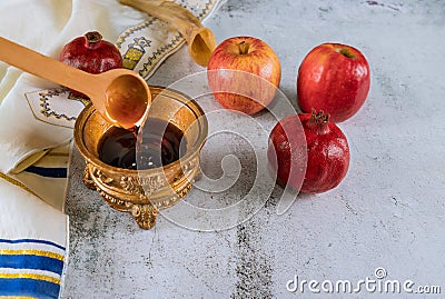 Apple and honey, kosher traditional food of jewish New Year Rosh Hashana talit and shofar Stock Photo