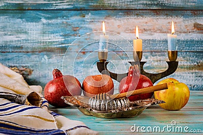 Apple and honey, kosher traditional food of jewish New Year Rosh Hashana talit and shofar Stock Photo