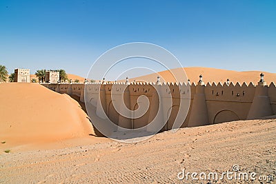 Access through dunes to Desert Hotel, Abu Dhabi. Qasr Al Sarab Resort and Hotel, Abu Dhabi, United Arab Emirates Stock Photo