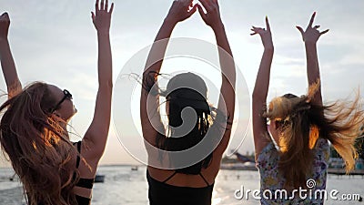 A apreciação da vida, jovens mulheres da felicidade dança no mar brilhante nas férias, meninas do fundo tem o divertimento na ter filme A apreciação da vida, jovens mulheres da felicidade dança no mar brilhante nas férias, meninas do fundo tem o divertimento na ter filme