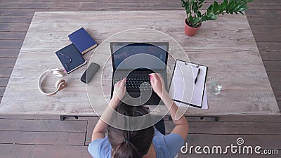 Arbeitstag, Draufsicht des Schreibentextes der jungen Frau auf Laptoptastatur und schreibt Anmerkungen in das Klemmbrett, das am stock video footage Arbeitstag, Draufsicht des Schreibentextes der jungen Frau auf Laptoptastatur und schreibt Anmerkungen in das Klemmbrett, das am stock video footage
