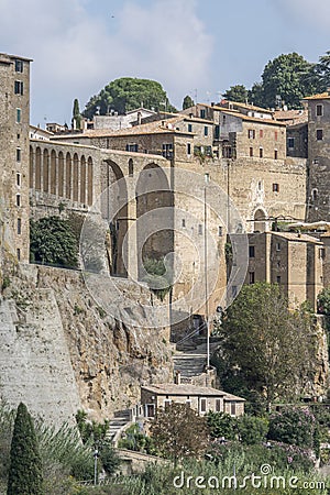 arches of Medicean acqueduct on cliffs, Pitigliano, Italy Stock Photo