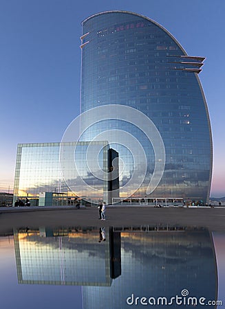 Arquitectura reflejada en el agua 33/5000 Architecture reflected in the water Editorial Stock Photo