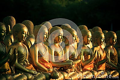 arrangement stack of golden buddha statue in buddhism temple thailand Stock Photo