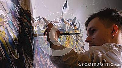 Artista designer desenha uma águia na parede Decoração de artesão pinta um quadro com cor de óleo acrílico Pintor filme Artista designer desenha uma águia na parede Decoração de artesão pinta um quadro com cor de óleo acrílico Pintor filme