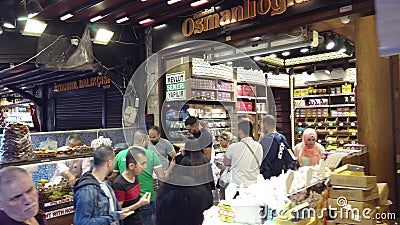 As lojas e multidões do distrito de Eminonu, a antiga cidade de istanbul perto do bazar de especiarias video estoque As lojas e multidões do distrito de Eminonu, a antiga cidade de istanbul perto do bazar de especiarias video estoque