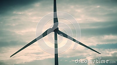As lâminas do gerador da eletricidade da turbina eólica gerenciem no fundo do céu nebuloso vídeos de arquivo As lâminas do gerador da eletricidade da turbina eólica gerenciem no fundo do céu nebuloso vídeos de arquivo
