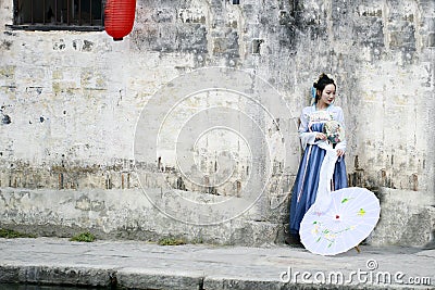 Asian Chinese woman in traditional Hanfu dressï¼Œclassic beauty in China Stock Photo