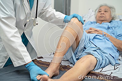 Asian doctor inject Hyaluronic acid platelet rich plasma into the knee of senior woman to walk without pain Stock Photo