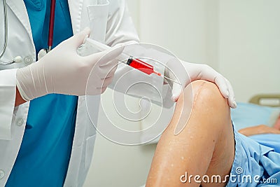 Asian doctor inject Hyaluronic acid platelet rich plasma into the knee of senior woman to walk without pain Stock Photo