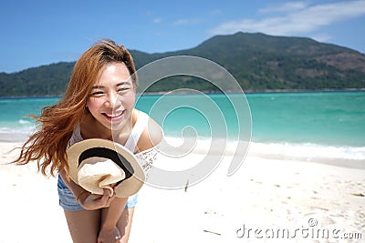 https://thumbs.dreamstime.com/x/asian-girl-beach-white-lace-shirt-70116483.jpg