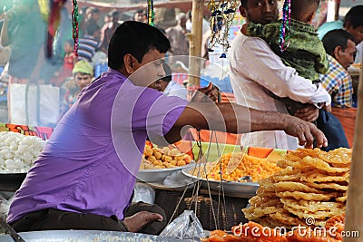 Asian vendor selling traditional sweet Jalebi/Jilapi Editorial Stock Photo
