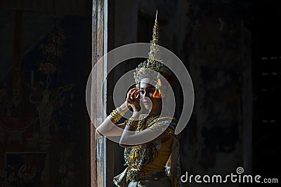 An Asian woman wearing a traditional costume for Ramya is hidden at the door. Suvannamaccha is a daughter of Tosakanth Stock Photo