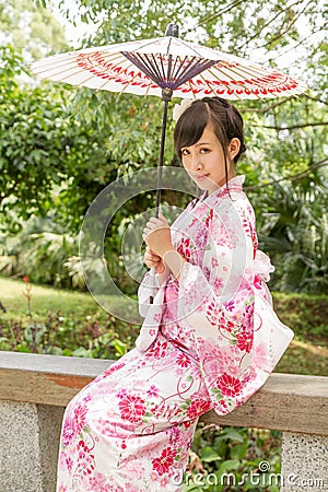 https://thumbs.dreamstime.com/x/asian-woman-wearing-yukata-japanese-style-garden-chinese-lady-kimono-traditional-40555580.jpg