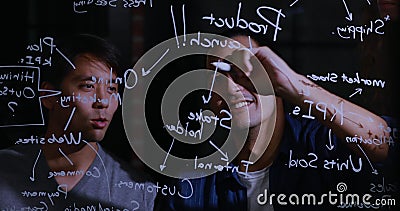 Asiatischer Geschäftsmann, der das Diagramm erklärt Asiatischer Geschäftsmann, der das Diagramm erklärt