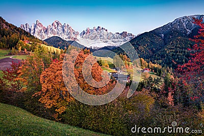 Astonishing view of Santa Magdalena village hills in front of the Geisler or Odle Dolomites Group. Colorful autumn scene of Dolomi Stock Photo