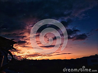 Atardecer con siluetas de nubes Stock Photo