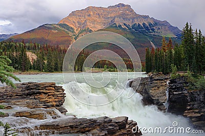 Athabasca Falls and Mount Kerskelin in the Canadian Rockies, Jasper National Park, Alberta, Canada Stock Photo