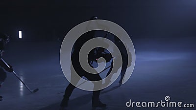 Athletischer Betreiber mit Ausrüstungsschusshockeyspiel auf Eisbahn stock footage Athletischer Betreiber mit Ausrüstungsschusshockeyspiel auf Eisbahn stock footage