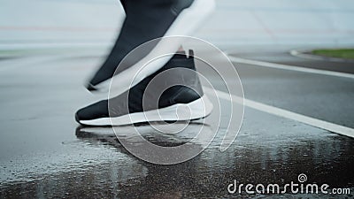 Athlète courant sur le coup sur la piste du stade. Formation de jambes de sportif sur le champ de courses clips vidéos Athlète courant sur le coup sur la piste du stade. Formation de jambes de sportif sur le champ de courses clips vidéos
