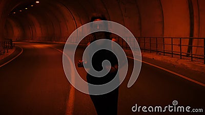 Athlète féminine traversant le tunnel en haute montagne. femme jogging à l'extérieur dans le cadre de sa routine quotidienne. acti banque de vidéos Athlète féminine traversant le tunnel en haute montagne. femme jogging à l'extérieur dans le cadre de sa routine quotidienne. acti banque de vidéos