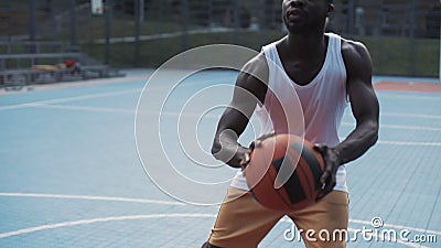 Ativo músico afro - Jogador americano de basquete masculino a pintar e jogar bola no aro enquanto joga basquete filme Ativo músico afro - Jogador americano de basquete masculino a pintar e jogar bola no aro enquanto joga basquete filme