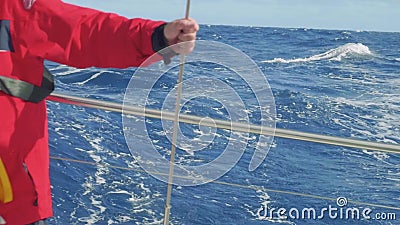 ATLANTISCH - CIRCA NOVEMBER 2017: Langzame motiemening van zeilers tijdens motie op achtersteven die van jacht in Atlantische Oce stock footage ATLANTISCH - CIRCA NOVEMBER 2017: Langzame motiemening van zeilers tijdens motie op achtersteven die van jacht in Atlantische Oce stock footage