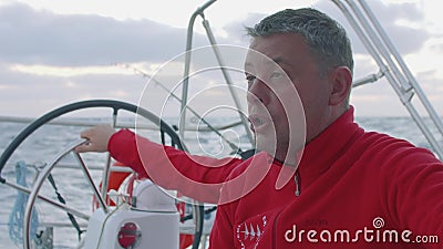 ATLANTISCH - CIRCA NOVEMBER 2017: Zeilerrook en praatjes met andere zeiler in cockpit beafore zonsondergang stock footage ATLANTISCH - CIRCA NOVEMBER 2017: Zeilerrook en praatjes met andere zeiler in cockpit beafore zonsondergang stock footage