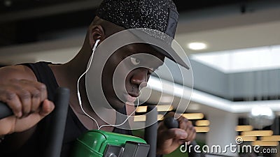 Atleta afro-americano novo que faz o exercício peitoral na máquina no gym vídeos de arquivo Atleta afro-americano novo que faz o exercício peitoral na máquina no gym vídeos de arquivo