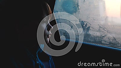 Atmosfäriskt skott av årig thoughful Caucasian pojke som lite 4-6 ser ut ur dimmigt bilfönster i mörk afton för skymning arkivfilmer Atmosfäriskt skott av årig thoughful Caucasian pojke som lite 4-6 ser ut ur dimmigt bilfönster i mörk afton för skymning arkivfilmer