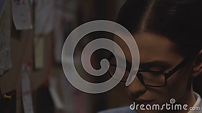 Atrakcyjny żeński dziennikarz robi notatkom dla jej kryminalnej naukowej pracy zbiory Atrakcyjny żeński dziennikarz robi notatkom dla jej kryminalnej naukowej pracy zbiory